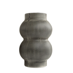 Vaso de cerâmica decorativo confeccionado em cerâmica rústica artesanal com textura texturizada natural com relevos e sulcos lineares marcantes, traz um toque sutil de refinamento estético a salas de estar, halls de entrada e escritórios.
