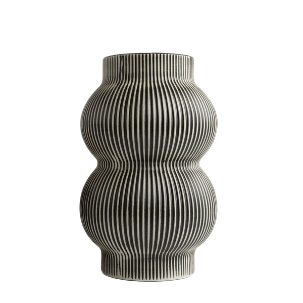Vaso de cerâmica decorativo confeccionado em cerâmica rústica artesanal com textura texturizada natural com relevos e sulcos lineares marcantes, traz um toque sutil de refinamento estético a salas de estar, halls de entrada e escritórios.