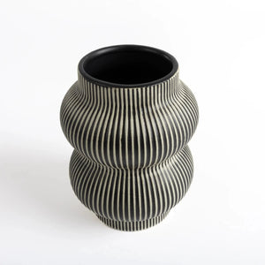 Vaso de cerâmica decorativo confeccionado em cerâmica rústica artesanal com textura texturizada natural com design minimalista de linhas orgânicas, combina silhuetas elegantes e texturas exclusivas para enriquecer qualquer canto ou prateleira.