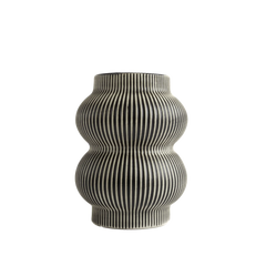 Vaso de cerâmica decorativo confeccionado em cerâmica rústica artesanal com textura texturizada natural com relevos e sulcos lineares marcantes, perfeito para realçar arranjos florais ou compor composições elegantes em aparadores e mesas.