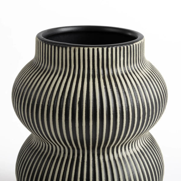 Vaso de cerâmica decorativo confeccionado em cerâmica rústica artesanal com textura texturizada natural com design minimalista de linhas orgânicas, ideal para valorizar plantas e flores secas enquanto decora o ambiente com personalidade única.