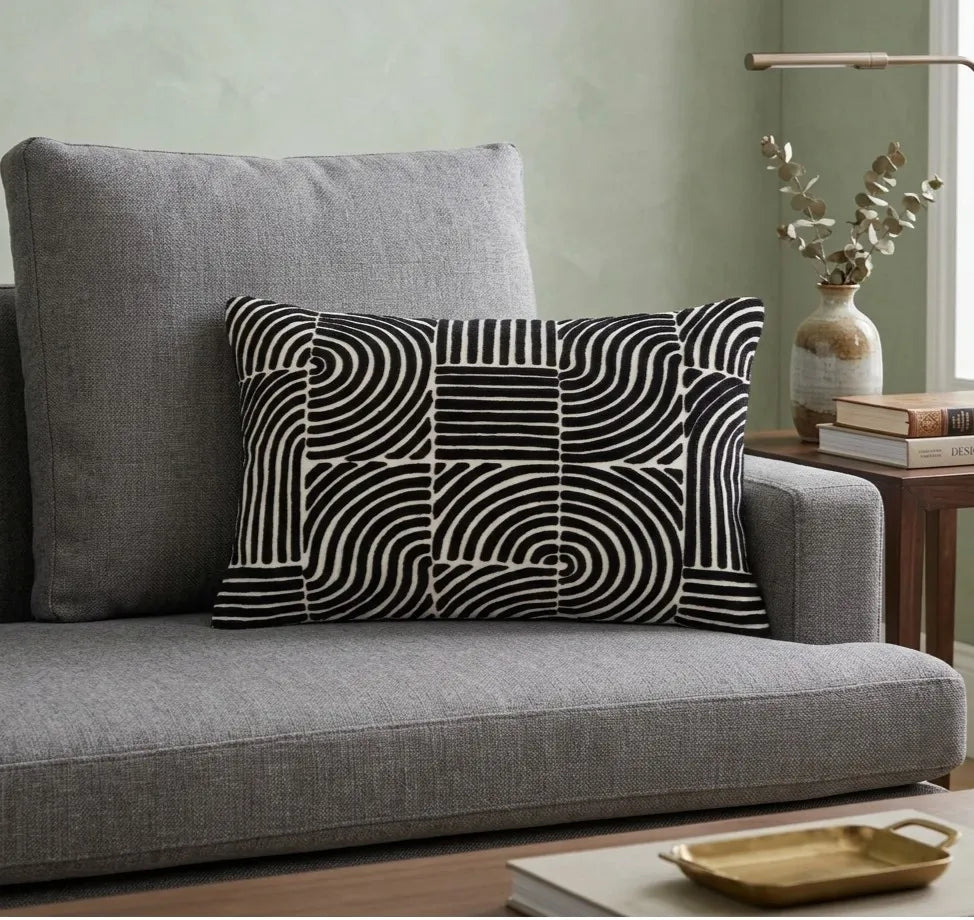 Capa de almofada decorativa no tamanho 30x50 cm na cor branca confeccionada em veludo premium de toque extremamente macio com fechamento em zíper invisível, perfeito para valorizar poltronas ou camas com uma proposta de design têxtil autêntico e refinado.